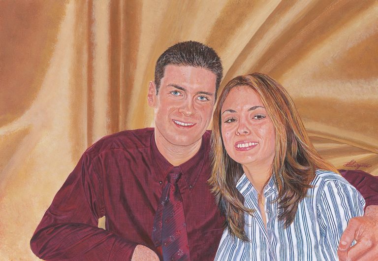 les portraits Un couple souriant, posant ensemble devant un fond en soie dorée.